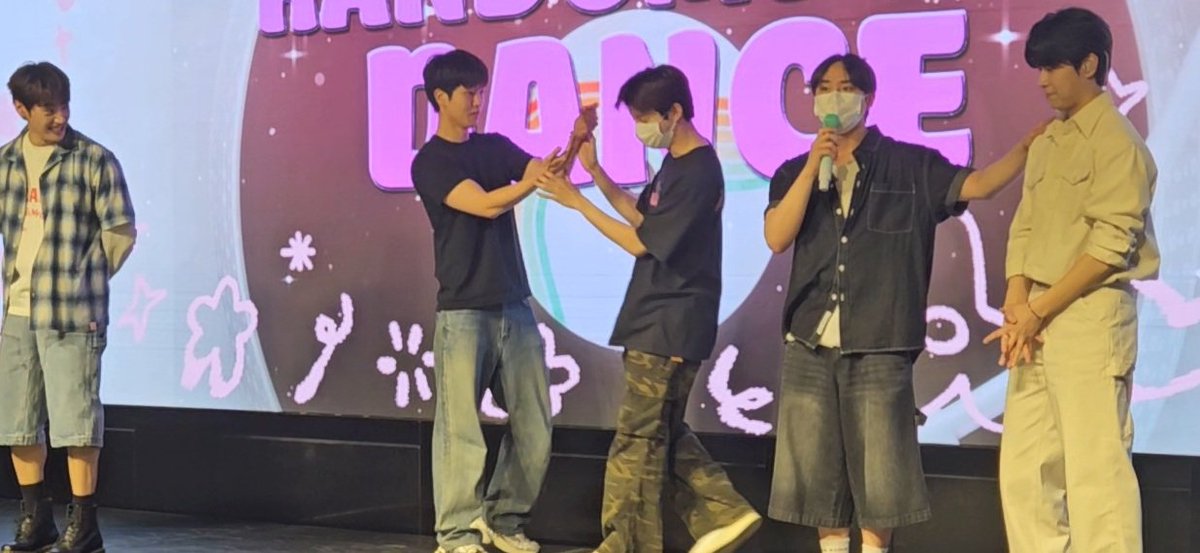 OTHER THAN YOUNGTAEK WHO WAS A GUEST. DAEYEOL, SEUNGMIN AND JAEHYUN CAME TO DONGHYUN'S FANMEETING!!!

6/10 golcha member in donghyun's fanmeeting🥺