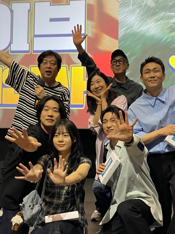 movie_n_NEW's tweet image. 우리 하파즈 진짜 장난 아냐... 얼마나 장난 아니냐면 진짜 장난 아냐💦

오늘도 장난 아니게(Super Positive)
유쾌 상쾌 통쾌했던 #하이파이브 무대인사🫶

&amp;lt;하이파이브&amp;gt;는 지금 바로 극장에서 만나요😎
🌐프로필 링크에서 예매!

#하이파이브 #강형철감독
#이재인 #안재홍 #라미란 #김희원 #오정세…