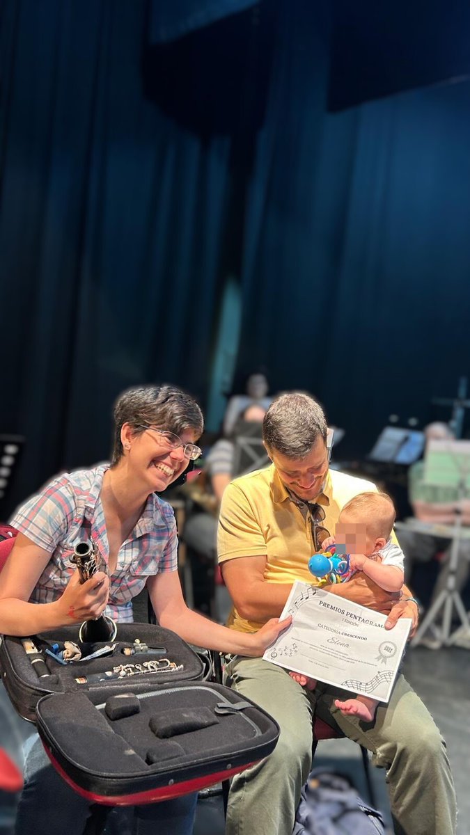Alegría in crescendo: hoy, día de ensayo semanal, se ha reincorporado nuestra clarinetista Elena. 😊🎵 Y ha venido con su hijo Ángel, el nuevo y más joven miembro de la Banda. 👶😍 

#laBandacrece 
#estaBandaestámuyviva 
#vivalaBanda 🎼