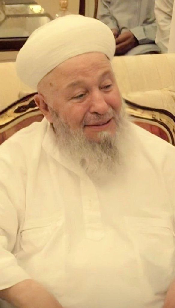 Mahmud Efendi Hazretleri kuddise sirruhu;

"Sohbet etmek, âyete kırık mana vermek değildir. Âyeti kalbine indirip, kalbinden çıkarıp vermektir. Ayetler kalbine inmiyorsa körsün demektir. Âyetleri kalbine indirip kalbine gözlük yapar, amelini de kalbine koyarsan tamam. İşte o