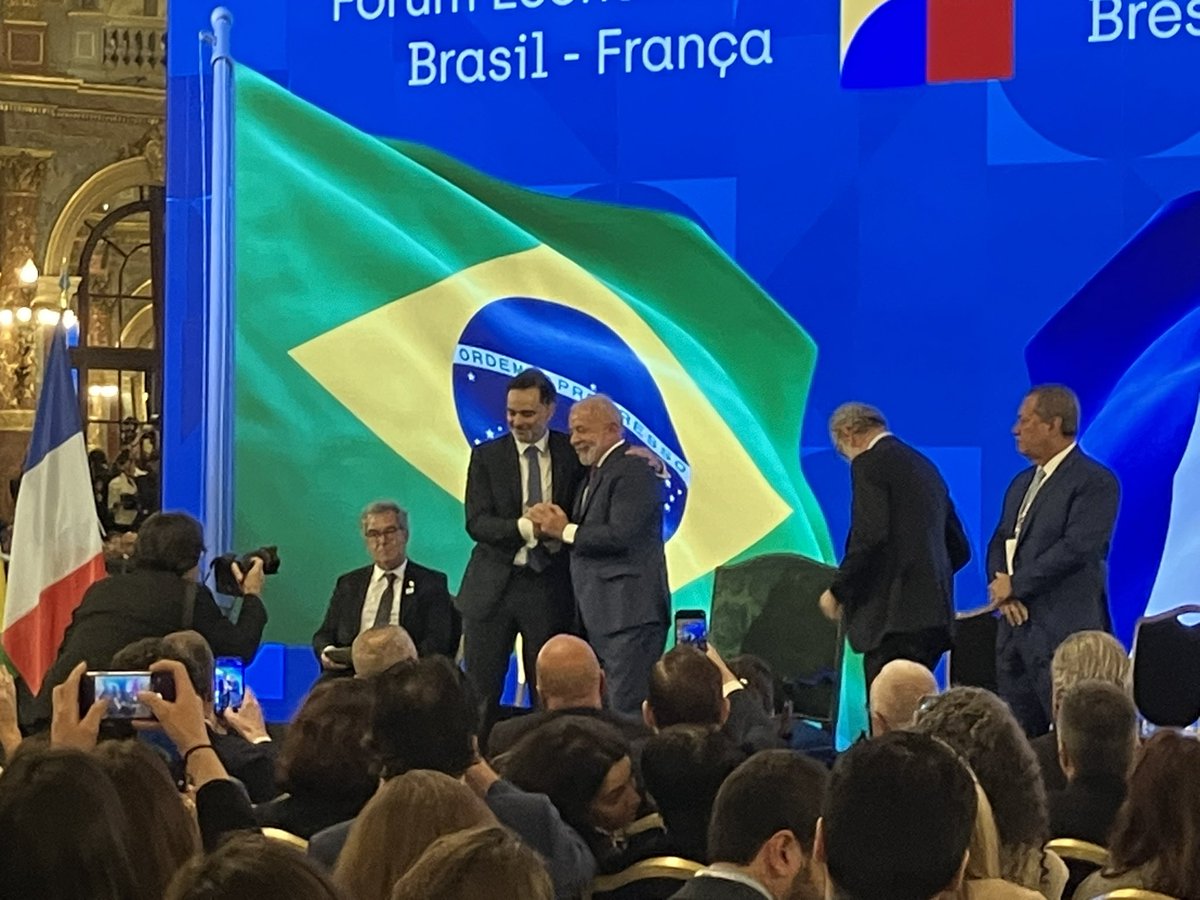 À Paris, au forum d’affaires 🇧🇷🇫🇷, le président Lula annonce vouloir doubler le flux commercial Brésil-France en moins de 10 ans. Un signal fort pour renforcer un partenariat économique stratégique et durable. #Brésil #France #Commerce #Lula