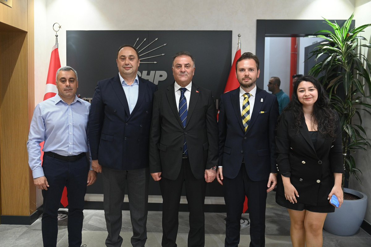 Yaşar Öztürk (@ysrztrk) on Twitter photo Zafer Partisi İstanbul İl Başkanlığı olarak CHP İstanbul İl Başkanlığı’na bayram ziyaretinde bulunduk. Nazik ev sahiplikleri için teşekkür ederim.
<a href="/zaferpartisi/">Zafer Partisi</a> <a href="/umitozdag/">Ümit Özdağ</a> <a href="/HakanAksit34/">Hakan Akşit</a> <a href="/ZaferPartisi_34/">Zafer Partisi İstanbul İl Başkanlığı</a> <a href="/CHP_istanbulil/">CHP İstanbul İl Başkanlığı</a> <a href="/sonerozimer/">Soner ÖZİMER</a> <a href="/nuriaslan_tr/">Nuri Aslan</a> Zafer Partisi İstanbul İl Başkanlığı olarak CHP İstanbul İl Başkanlığı’na bayram ziyaretinde bulunduk. Nazik ev sahiplikleri için teşekkür ederim.
<a href="/zaferpartisi/">Zafer Partisi</a> <a href="/umitozdag/">Ümit Özdağ</a> <a href="/HakanAksit34/">Hakan Akşit</a> <a href="/ZaferPartisi_34/">Zafer Partisi İstanbul İl Başkanlığı</a> <a href="/CHP_istanbulil/">CHP İstanbul İl Başkanlığı</a> <a href="/sonerozimer/">Soner ÖZİMER</a> <a href="/nuriaslan_tr/">Nuri Aslan</a>