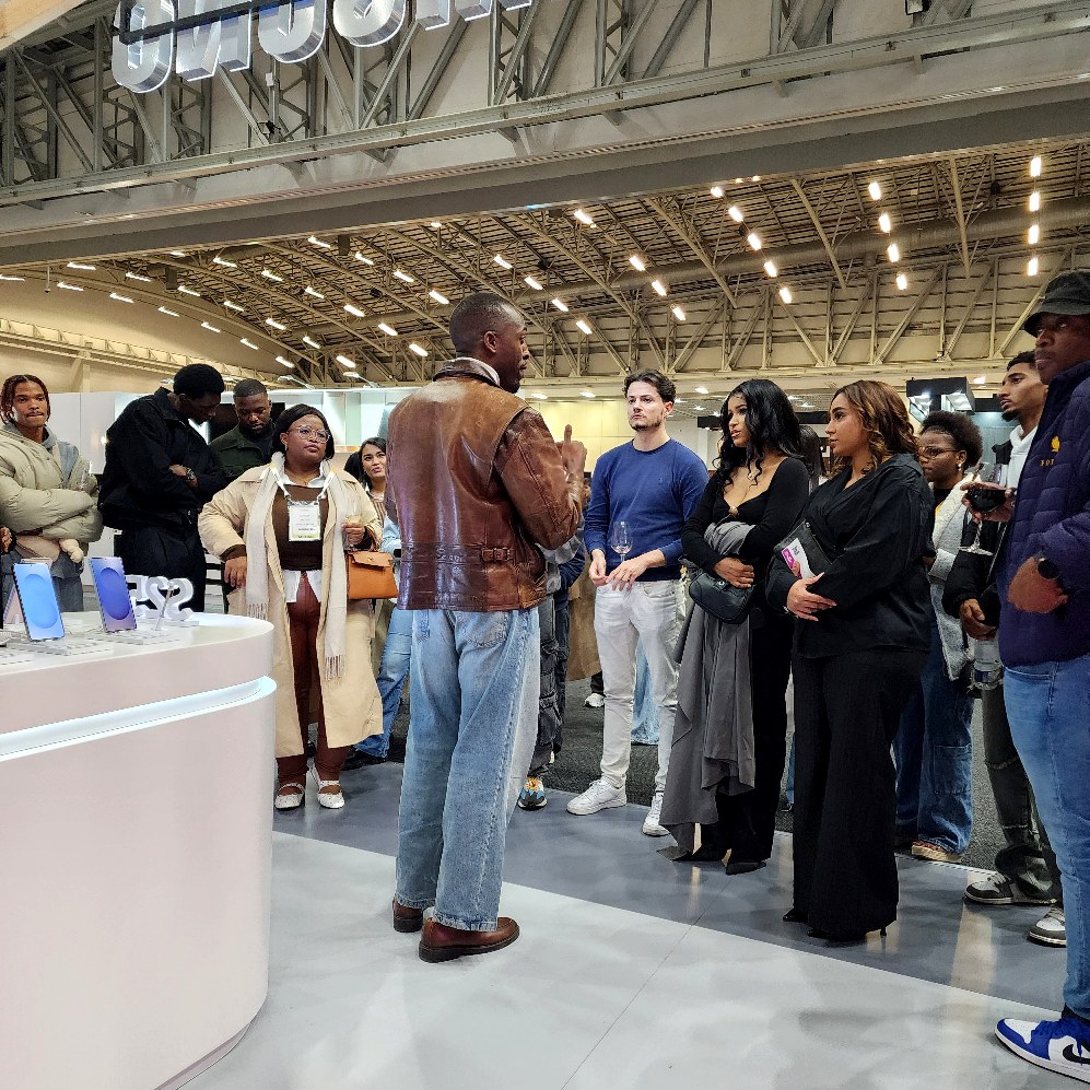 SamsungSA's tweet photo. In the #Samsung @decorexSA Stand, we all fam 🫂! Thank you to the fam that came for the "cheese 📸" and stayed for the v-AI-bes yesterday 💃🕺 #AIHome #GalaxyAI #Decorex #DecorexCapeTown #Decorex2025 #DecorexAfrica #FutureOfLiving https://t.co/0Afpx8GZMd