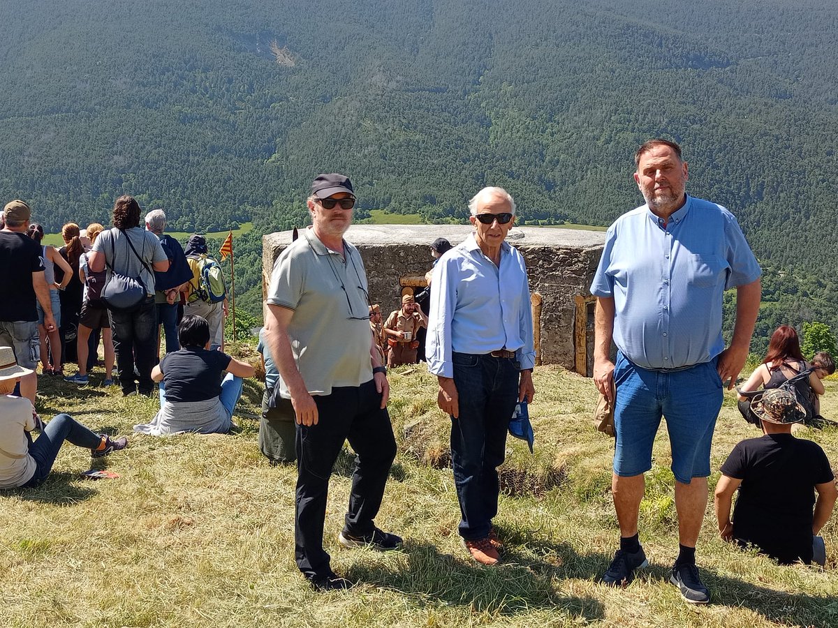 ERCPirineu's tweet image. 📸 El president d'@Esquerra_ERC Oriol @junqueras ha assistit avui amb el diputat @BringueJosep i l'alcalde de #Soriguera, JR Fondevilla, a la recreació històrica de la Guerra Civil 🪖 a St Joan de Vilamur.

🗣 Perquè la història viscuda al Front del #Pallars, no caigui en l'oblit