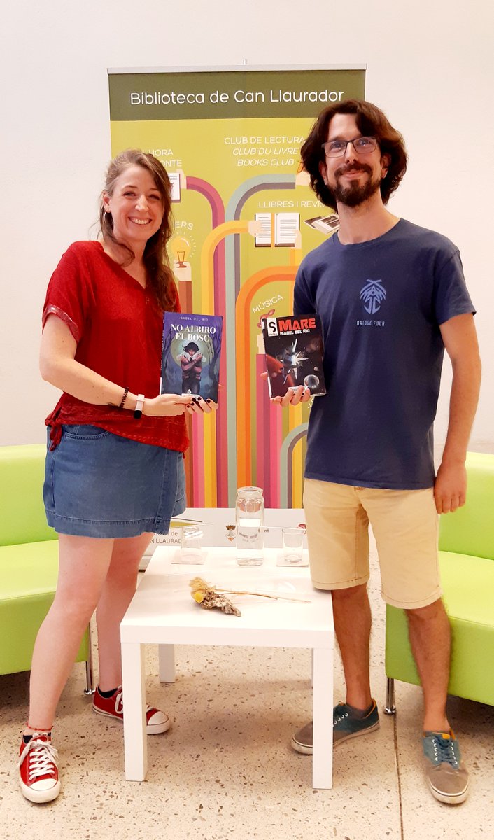 Biblioteca de Can Llaurador (@bteiacl) on Twitter photo 📕Ahir, 6 de juny, vam rebre la visita d’Isabel del Río a la nostra biblioteca per celebrar la cloenda del club de lectura 450 de ciència-ficció.
Durant la sessió, conduïda per <a href="/FRANtastikus/">Francesc Cortès Cid 📝🐉</a> , l’escriptora ens va compartir detalls del procés d’escriptura de la novel·la ‘Mare'.
⬇️ 📕Ahir, 6 de juny, vam rebre la visita d’Isabel del Río a la nostra biblioteca per celebrar la cloenda del club de lectura 450 de ciència-ficció.
Durant la sessió, conduïda per <a href="/FRANtastikus/">Francesc Cortès Cid 📝🐉</a> , l’escriptora ens va compartir detalls del procés d’escriptura de la novel·la ‘Mare'.
⬇️