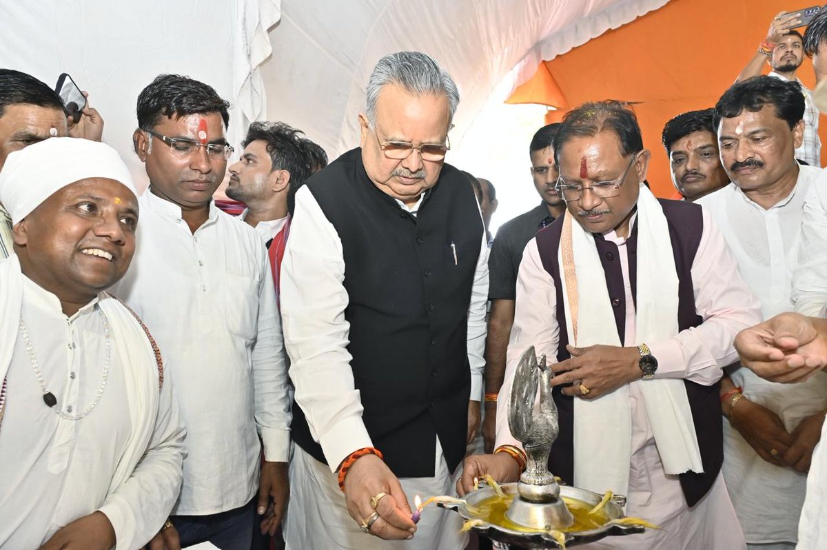 drramansingh's tweet photo. “साहेब बंदगी साहेब”

आज असंग आश्रम, सोनपैरी में माननीय मुख्यमंत्री श्री @vishnudsai जी के साथ कबीर जयंती महोत्सव एवं गौ ग्राम जन जागरण यात्रा के शुभारंभ समारोह में सहभागी होने का अवसर मिला। 

इस अवसर पर संत कबीर दास जी के विचार, सत्य, समरसता और सेवा के मार्ग पर चलने के उनके उपदेशों पर संबोधन किया।