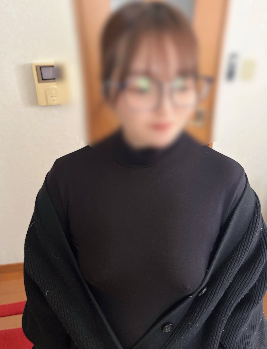 黒い服だからノーブラなのバレないと本気で思ってる妻