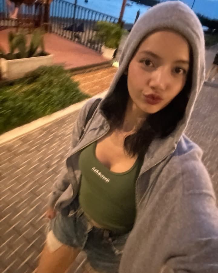 VOTE LISA!!! 

Category: Fave Female Breakout Artist
☑️ Go to kidschoiceawards.com to vote.
☑️ Vote for all categories for your votes to count 
☑️ Votes are unlimited