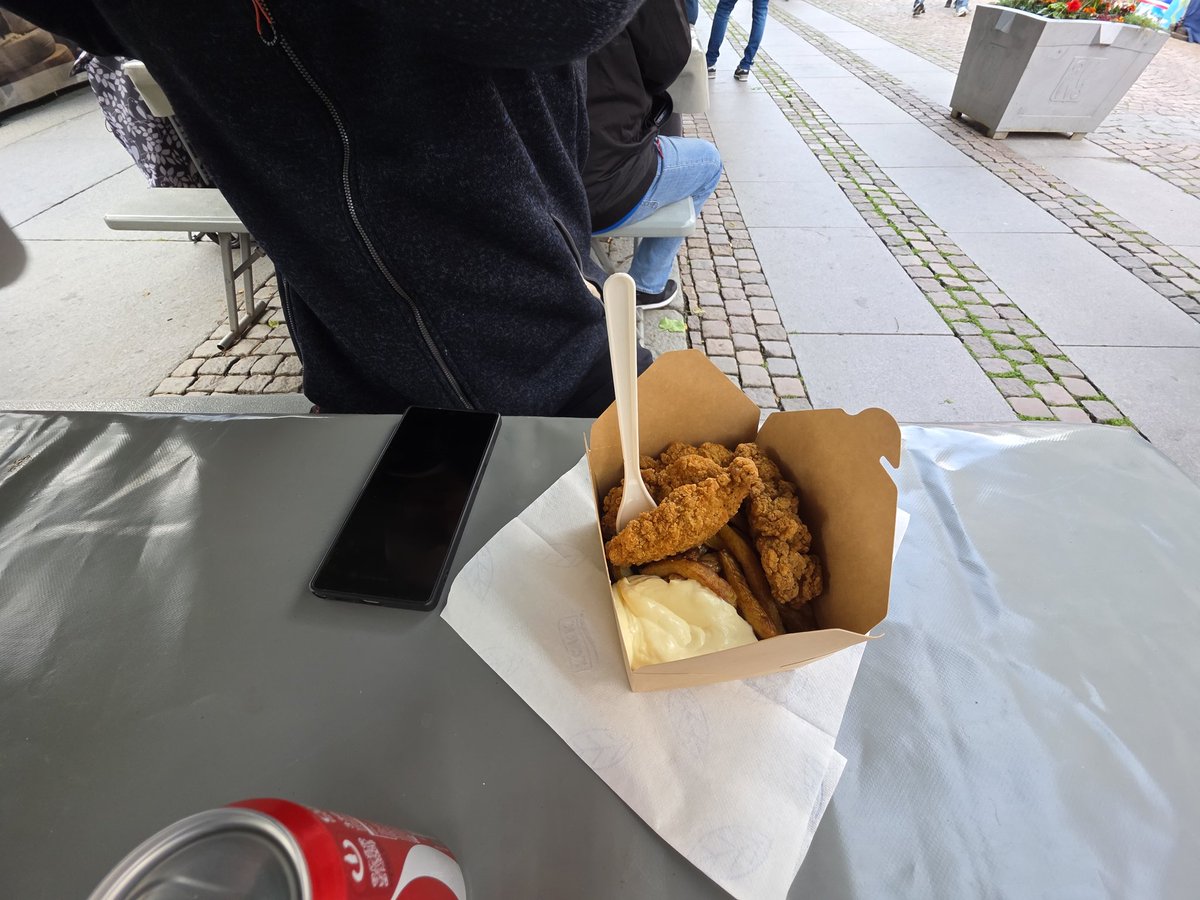 Went to the International Food Market today in town. And we decided to get Rumanian food from Transylvania.
I took cabbage dolmas and Trevor took crispy chicken.
There was 23 different countries to choose from...

#Borås #Sweden #internationalfoodmarket