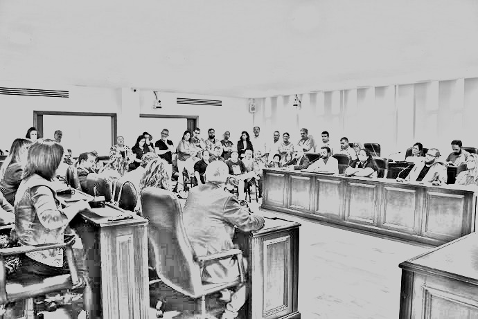 "Ventilan problemas miles
Exigiendo su tenaz mordida,
-Por ejemplo, cuando eligen-
¡Personeros a su medida!"

El poema "Ediles": panoramacultural.com.co/literatura/107… #Poesía #Poema #Leer