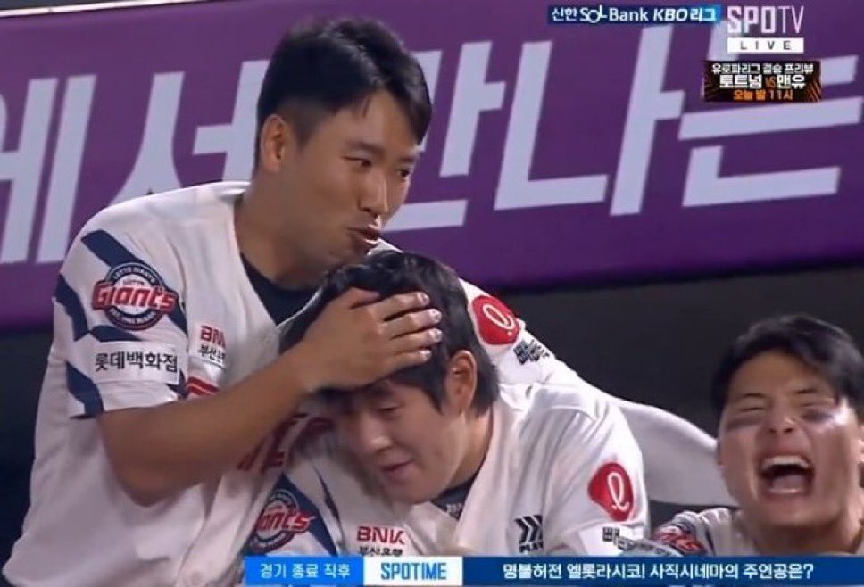 두 분 빨리 전준우한테 쓰담쓰담 받으러 오세요
보고싶다고