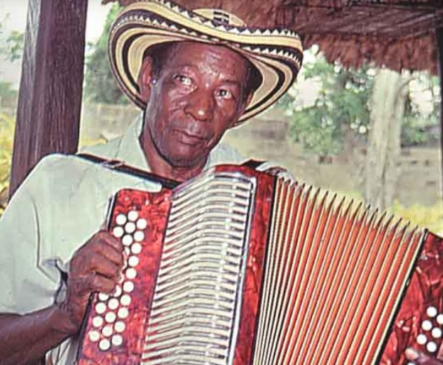 En la canción “No me Casaré”, el primer rey vallenato Alejandro Durán dice en unos apartes:
“La mujer hay que tratarla como el muchacho a los burros
Vaya bien o vaya mal le meten su garrotera
Porque ellas son tan malvadas que no quieren a ninguno..."

panoramacultural.com.co/opinion/10734/…