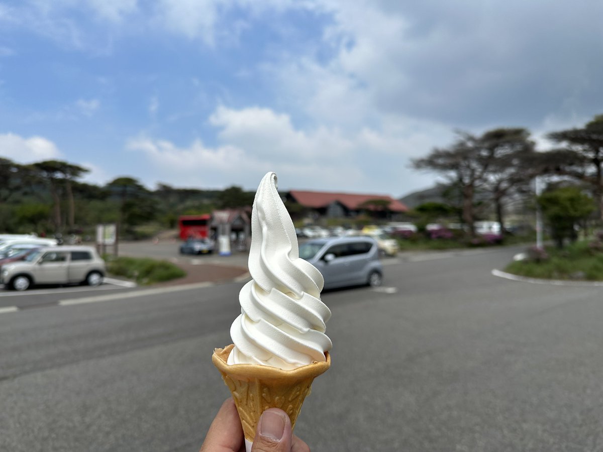 pon_070's tweet image. 明日からまた天気悪い日が続くので、涼を求めてえびの高原へ( ´罒`*)
ソフトクリームはマストで🍦
道の駅でニャンコを発見するも、ダッシュで逃げられる( ΦωΦ )