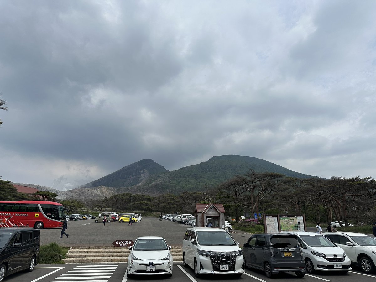 pon_070's tweet image. 明日からまた天気悪い日が続くので、涼を求めてえびの高原へ( ´罒`*)
ソフトクリームはマストで🍦
道の駅でニャンコを発見するも、ダッシュで逃げられる( ΦωΦ )