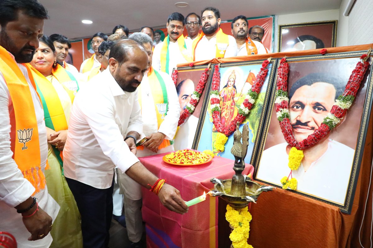satyakumar_y's tweet photo. విజయవాడలోని @BJP4India రాష్ట్ర కార్యాలయంలో జరిగిన "11 Years of Modi Government - Sankalp Se Siddhi" కార్యశాలలో పాల్గొన్నాను. గౌరవ ప్రధానమంత్రి శ్రీ @narendramodi గారి సారథ్యంలోని #NDA ప్రభుత్వం 11 ఏళ్ళు పూర్తి చేసుకున్న సందర్భంగా నిర్వహించిన ఈ కార్యక్రమంలో కార్యకర్తలు, నాయకులకు దిశానిర్దేశం చేశాను.

ప్రధాని మోదీ గారి పాలన దేశ సమగ్ర ప్రగతికి అంకితమైంది. జాతీయ భద్రతకు ప్రాధాన్యతనిస్తూ మౌలిక సదుపాయాల అభివృద్ధి, సంక్షేమం, డిజిటల్ పరివర్తన, పేదరిక నిర్మూలన దిశగా సాగింది. దేశం ఆర్థికంగా బలపడింది. నాలుగవ ఆర్థిక శక్తిగా ఎదిగింది. 25 కోట్ల మందిని పేదరికం నుంచి బయటపడేసింది. 

ప్రధాని మోదీ పాలనలో.. పీఎం ఆవాస్ యోజన కింద పేదలకు 4.50 కోట్ల ఇళ్లను కట్టించారు. మరో 3 కోట్ల ఇళ్ల నిర్మాణం లక్ష్యంగా పెట్టుకున్నారు. ఆయుష్మాన్ భారత్ తో 50 కోట్ల మందికి పైగా ఆరోగ్య భరోసా కల్పించారు. 

రైతుల కోసం పీఎం కిసాన్, సాయిల్ కార్డ్, కిసాన్ క్రెడిట్ కార్డ్స్ తెచ్చారు. మహిళల ఆత్మాభిమానం నిలిపేలా 12 కోట్లకు పైగా మరుగుదొడ్లు కట్టించారు. ఉచిత వంట గ్యాస్, జన్ ధన్ యోజన, ముద్ర వంటి అనేక పథకాలు ప్రవేశపెట్టారు. మన యోగాకు ప్రపంచ ఖ్యాతి తెచ్చారు. 

"సబ్ కా సాథ్ సబ్ కా విశ్వాస్" మంత్రంతో సమ్మిళితమైన, అభివృద్ధి ప్రధానమైన, అవినీతి రహితమైన పాలనను ప్రధాని మోదీ అందిస్తున్నారు. అందుకే ఆయన్ని ప్రపంచం విశ్వ నాయకునిగా కీర్తిస్తోంది.

గౌరవ ప్రధానమంత్రి పాలనలో జరుగుతున్న అభివృద్ధి, సంక్షేమాన్ని బీజేపీ కార్యకర్తలు, నాయకులు ప్రజల్లోకి తీసుకెళ్లాలి. కేంద్ర ప్రభుత్వ పథకాలను, వాటి ప్రయోజనాలను వివరించాలి. "వికసిత్ భారత్" నిర్మాణంలో ప్రతి ఒక్కరూ భాగస్వాములు కావాలి.
@BJP4Andhra #vikasitbharat