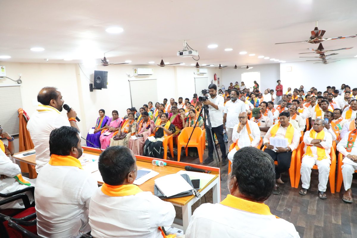 satyakumar_y's tweet photo. విజయవాడలోని @BJP4India రాష్ట్ర కార్యాలయంలో జరిగిన "11 Years of Modi Government - Sankalp Se Siddhi" కార్యశాలలో పాల్గొన్నాను. గౌరవ ప్రధానమంత్రి శ్రీ @narendramodi గారి సారథ్యంలోని #NDA ప్రభుత్వం 11 ఏళ్ళు పూర్తి చేసుకున్న సందర్భంగా నిర్వహించిన ఈ కార్యక్రమంలో కార్యకర్తలు, నాయకులకు దిశానిర్దేశం చేశాను.

ప్రధాని మోదీ గారి పాలన దేశ సమగ్ర ప్రగతికి అంకితమైంది. జాతీయ భద్రతకు ప్రాధాన్యతనిస్తూ మౌలిక సదుపాయాల అభివృద్ధి, సంక్షేమం, డిజిటల్ పరివర్తన, పేదరిక నిర్మూలన దిశగా సాగింది. దేశం ఆర్థికంగా బలపడింది. నాలుగవ ఆర్థిక శక్తిగా ఎదిగింది. 25 కోట్ల మందిని పేదరికం నుంచి బయటపడేసింది. 

ప్రధాని మోదీ పాలనలో.. పీఎం ఆవాస్ యోజన కింద పేదలకు 4.50 కోట్ల ఇళ్లను కట్టించారు. మరో 3 కోట్ల ఇళ్ల నిర్మాణం లక్ష్యంగా పెట్టుకున్నారు. ఆయుష్మాన్ భారత్ తో 50 కోట్ల మందికి పైగా ఆరోగ్య భరోసా కల్పించారు. 

రైతుల కోసం పీఎం కిసాన్, సాయిల్ కార్డ్, కిసాన్ క్రెడిట్ కార్డ్స్ తెచ్చారు. మహిళల ఆత్మాభిమానం నిలిపేలా 12 కోట్లకు పైగా మరుగుదొడ్లు కట్టించారు. ఉచిత వంట గ్యాస్, జన్ ధన్ యోజన, ముద్ర వంటి అనేక పథకాలు ప్రవేశపెట్టారు. మన యోగాకు ప్రపంచ ఖ్యాతి తెచ్చారు. 

"సబ్ కా సాథ్ సబ్ కా విశ్వాస్" మంత్రంతో సమ్మిళితమైన, అభివృద్ధి ప్రధానమైన, అవినీతి రహితమైన పాలనను ప్రధాని మోదీ అందిస్తున్నారు. అందుకే ఆయన్ని ప్రపంచం విశ్వ నాయకునిగా కీర్తిస్తోంది.

గౌరవ ప్రధానమంత్రి పాలనలో జరుగుతున్న అభివృద్ధి, సంక్షేమాన్ని బీజేపీ కార్యకర్తలు, నాయకులు ప్రజల్లోకి తీసుకెళ్లాలి. కేంద్ర ప్రభుత్వ పథకాలను, వాటి ప్రయోజనాలను వివరించాలి. "వికసిత్ భారత్" నిర్మాణంలో ప్రతి ఒక్కరూ భాగస్వాములు కావాలి.
@BJP4Andhra #vikasitbharat
