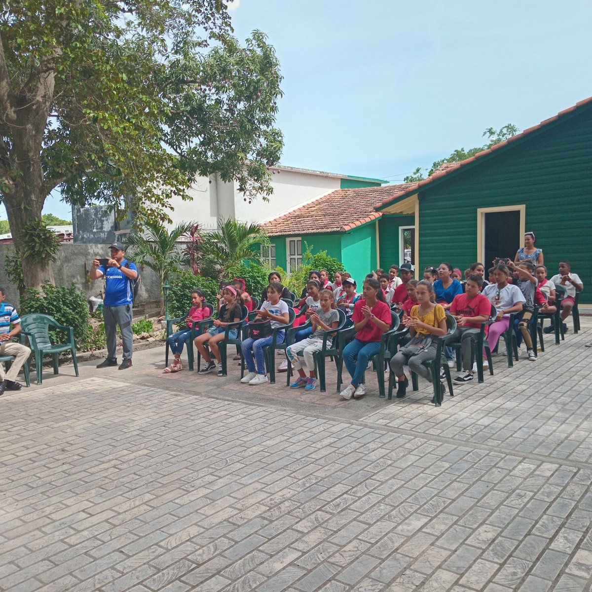 Y llegamos a la casa natal de Celia Sánchez Manduley, lugar histórico que se encuentra ubicado en el.municipio de Media Luna #ProvinciaGranma, nuestros delegados están sumamente agradecidos y muy emocionados por tan hermoso regalo a sus conocimientos,  #EducaciónGranma