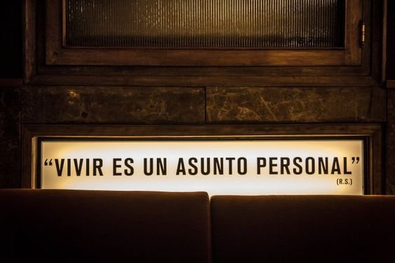 "¿Por qué desear que los minutos y los años vuelvan cuando sabemos que no lo harán jamás? ¿Para qué sirve la melancolía? Nos pasamos la mitad de la vida perdiendo el tiempo y la otra mitad queriendo recuperarlo".
Julio Llamazares