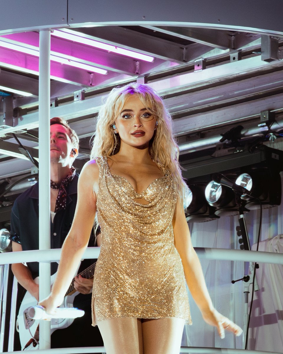 Photos i took of Sabrina Carpenter (<a href="/SabrinaAnnLynn/">Sabrina Carpenter</a>) at Primavera Sound in Barcelona🌟 

More on my instagram: @/anarodenass

Give credits if u repost.

instagram.com/p/DKmSm-KIsR6/…