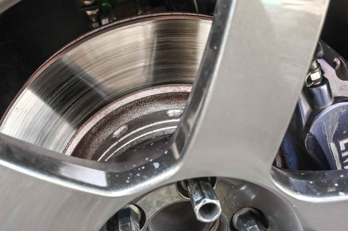 ブレーキキャリパーは連続使用で180℃を超えない範囲でご使用ください
サーキット走行の際にはクーリングラップを必ず設けブレーキシステムの温度上昇を避けてください

確かに注意事項に書いてあったｗ