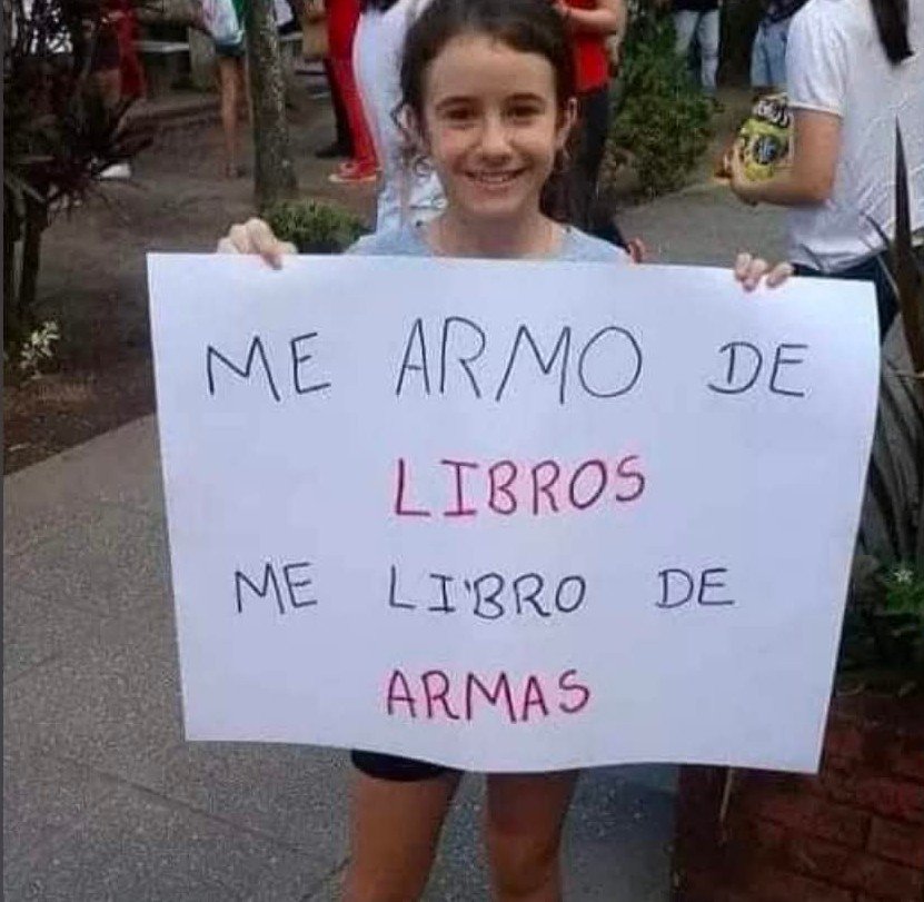 Mi armo di libri 
Mi libero dalle armi