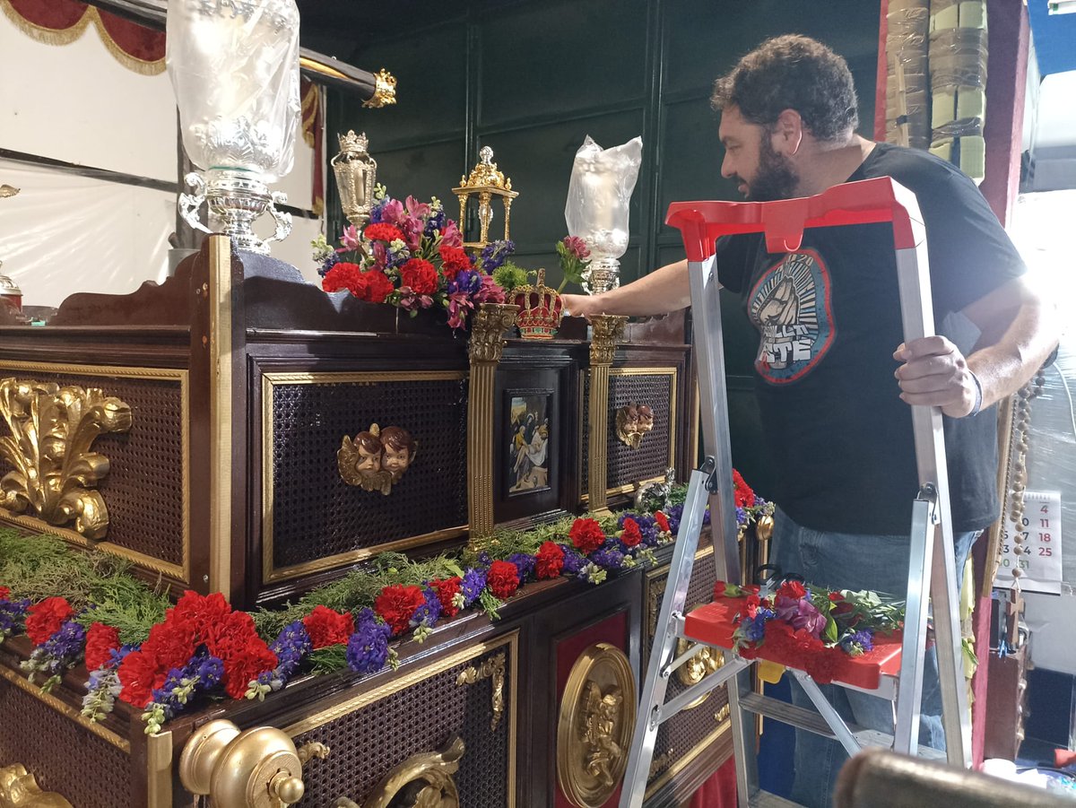El exorno floral del paso está compuesto por claveles y corcho. 

Desde estas líneas, agradecemos a la Cuadrilla de Costaleros de Ntro. Padre Jesús de la Humildad por la donación de dicho exorno floral.