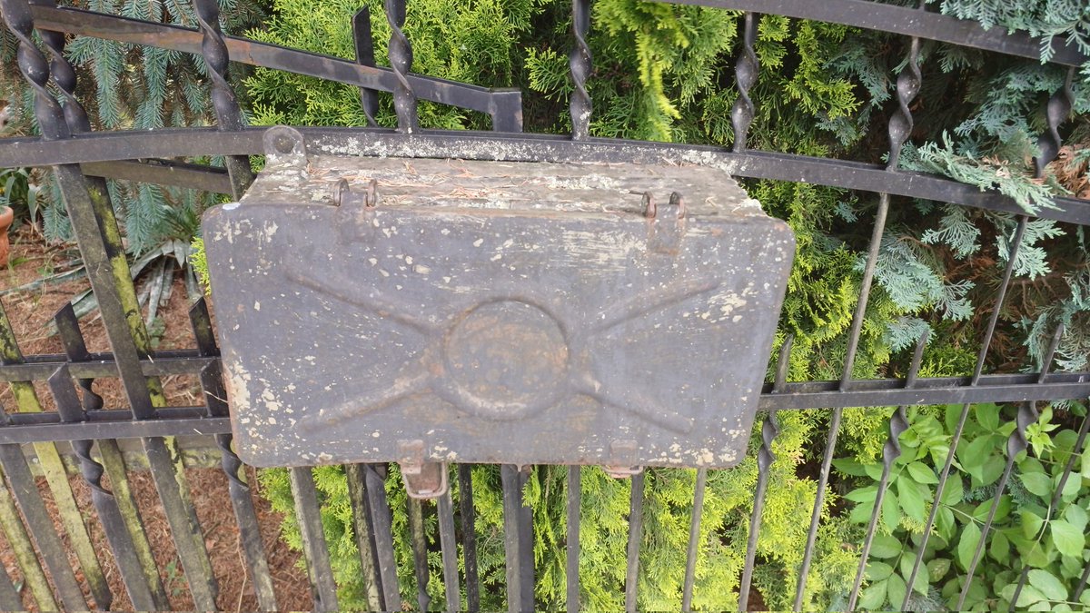 anna_rake's tweet image. Post box from WW2.