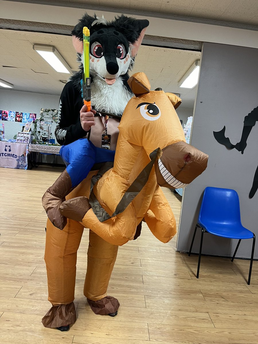 A cuty riding a cuty.

🐎 : <a href="/fyro550/">Fyro</a> 
📸 : <a href="/Acenope91/">Acenope The Wolf🍸</a> 
📍: Blainville-sur-Mer 🇫🇷

#furry #fcd6 #convention #fursuit