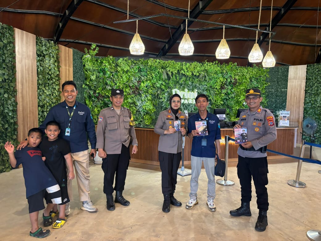 HumasPonjong123's tweet photo. Momen  Libur Panjang Kapolres Gunungkidul Sosialisasikan Layanan 110, ditempat Wisata
#Gunungkidul #Layananpolisi110 #Laporpolisi #Lapor #Polriuntukmasyarakat #gunungkidulaman #Kapolresgunungkidul #polresgunungkidul #IbuMi #Miharnihanapi #Polwan #Polisiwanita #akpol https://t.co/tNCiGfc82l