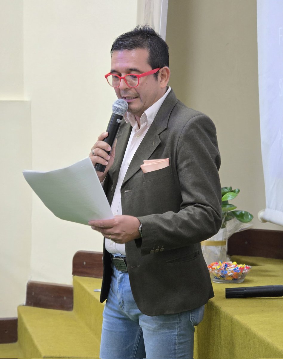 #7deJunio #DíadelPeriodista El camino fué largo y empezó en 1988. Siempre supe lo que quería ser. Tenía 15 años y presentaba eventos. Hoy, a 37 años, se mantiene la misma vocación, pasión y profesionalismo. Un mundo tan hermoso como complejo. #periodismo