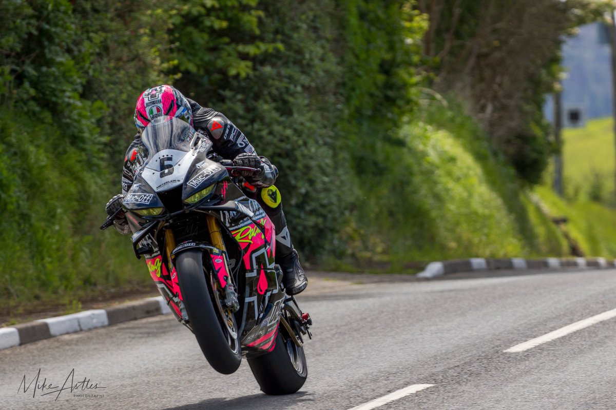 Good luck to @jameshillier37 today! This bike looks absolutely mint 👌🏻 #TT #tt2025