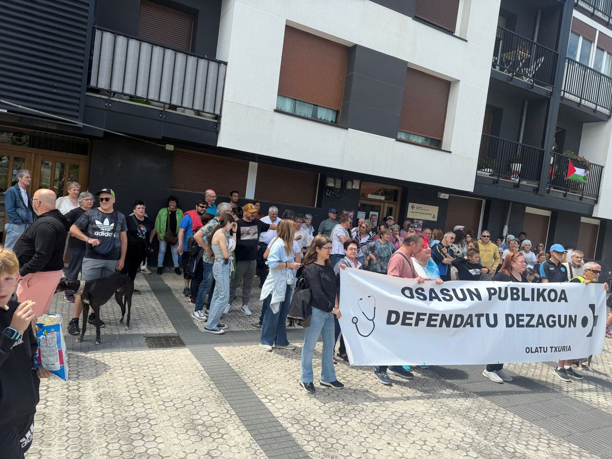 Nos hemos manifestado para exigir y revindicar un centro de salud dignos, de calidad y una sanidad publica de garantia y universal!! No a los recortes, la sanidad publica no se vende, se defiende <a href="/NotGip/">Noticias de Gipuzkoa</a> @eitbNoticias <a href="/berria/">Berria.eus</a> <a href="/irutxulo/">Irutxuloko Hitza</a> <a href="/naiz_info/">naiz:</a> 
#askida