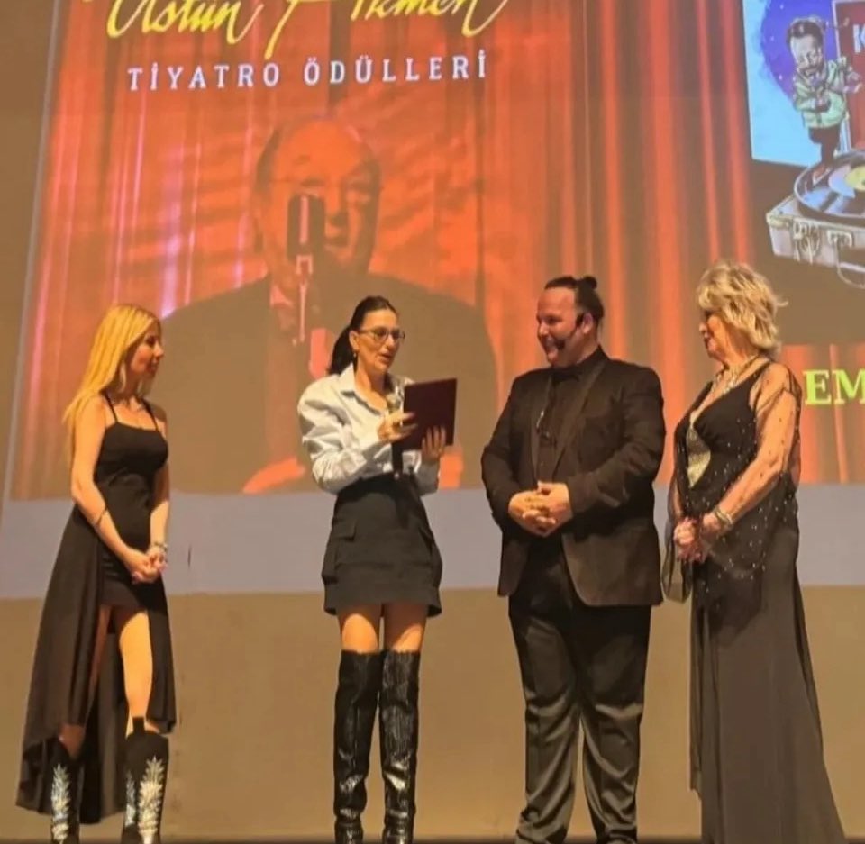 9.Üstün Akmen Tiyatro Ödülleri Töreni’nde KIRIK PLAK oyunu üç ödül birden aldı.
Yılın en iyi komedi oyunu Talent Co. Yılın en iyi komedi erkek oyuncusu SERHAT KILIÇ. Yılın en iyi dramaturgu ÖZLEM ESMERGÜL 🏆