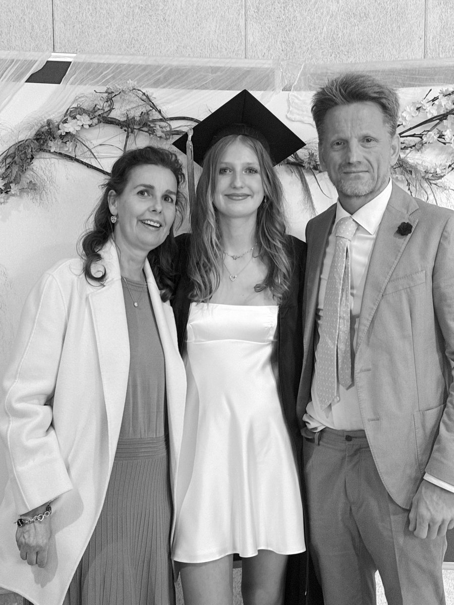 Wat een bijzondere dag dat je dochter een diploma krijgt. Ook best een klein beetje emotie nu dit tijdperk is afgesloten en er één uitvliegt.  Maar wel ontzettend trotse ouders!!