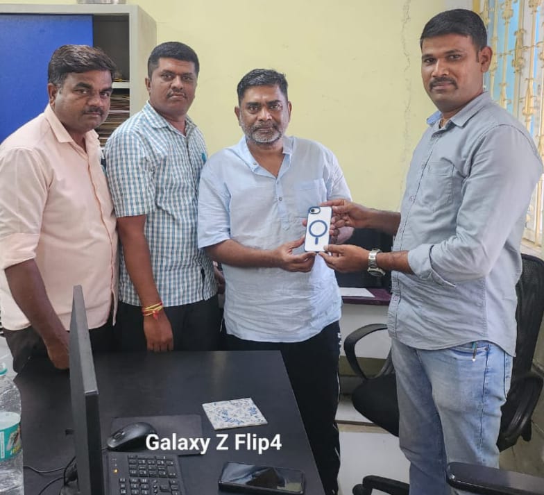 ಈ ದಿನ ಬೆಳಗ್ಗೆ ಬಕ್ರಿದ್ ಹಬ್ಬದ ಪ್ರಯುಕ್ತ ತಿಲಕ್ ನಗರ  ಠಾಣಾ ವ್ಯಾಪ್ತಿಯ ಬಿಲಾಲ್ ಮಸೀದಿಯಲ್ಲಿ ನಮಾಜ್ ಮಾಡಲು ಹೋಗಿದ್ದ NAQUI AHAMAD ರವರ I PHONE 16 E (1.5 ಲಕ್ಷ ಮೌಲ್ಯ) ಮೊಬೈಲ್ ಕಳುವಾಗಿದ್ದು ಹುಳಿಮಾವು ಪೊಲೀಸ್ ಠಾಣೆಯ ಸಿಬ್ಬಂದಿಯವರ ಸಹಾಯದಿಂದ `FIND MY DEVICE` ನಲ್ಲಿ ಪತ್ತೆ ಮಾಡಿ ಮಾಲೀಕರಿಗೆ ಹಿಂದಿರುಗಿಸಲಾಯಿತು.