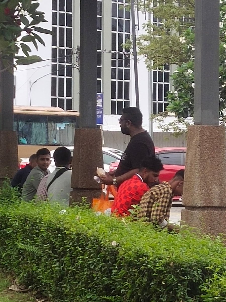captaincvam's tweet photo. Food Donation today 07/06/2025@1pm at KLANG Bus stand by CVAM TEAM- Mr. Victor Reddy and Ms.Thila who helped to serve the food for needies. Tq Mr. Victor and Ms. Thila.
CVAM PRESIDENT 
K.KUMARADEVAN
#PremallathaVijayakant
#yayasanmesraselangor
#DMDKITWING https://t.co/tzJcO2fz72