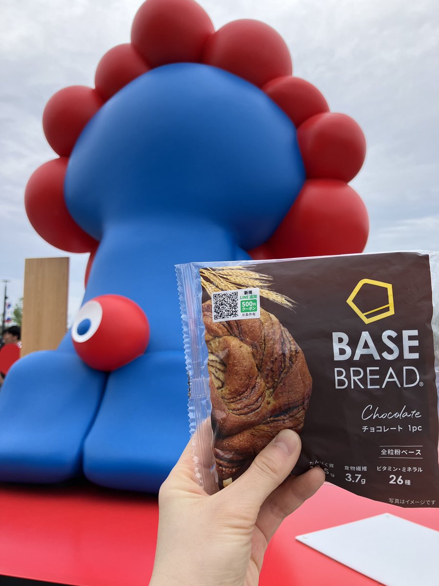 kitamurasak1's tweet photo. ベースブレッドを持ち込み万博のお昼ご飯に。並びならが食べられるし、暑い日も鞄に入れてて心配ないし、何より栄養あって腹持ちいいのでよかった。
ミャクミャクの後ろ姿とともに。後ろ姿なら並ばずに写真撮れる✌️ https://t.co/6MNk7euqvm