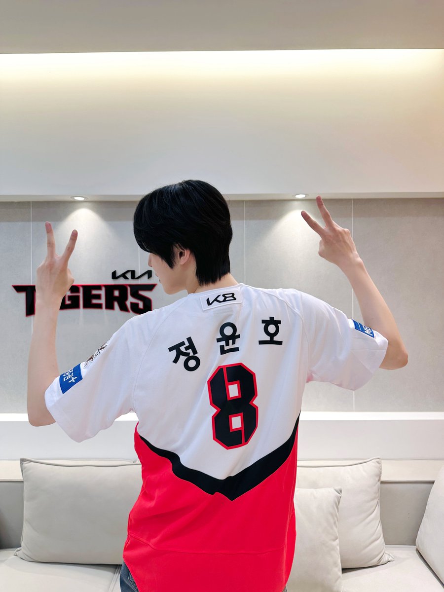[📷] 'KIA 타이거즈 승리기원 시구' Behind Photo 

고향에서 다시 한번 멋진 시구를 보여준 윤호😉
행복 가득 에너지로 빛낸 오늘 하루
티니와 함께여서 더 즐거웠어요🥰

#ATEEZ #에이티즈 #YUNHO #윤호
