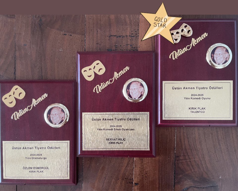 9.Üstün Akmen Tiyatro Ödülleri Töreni’nde KIRIK PLAK oyunu üç ödül birden aldı.
Yılın en iyi komedi oyunu Talent Co. Yılın en iyi komedi erkek oyuncusu SERHAT KILIÇ. Yılın en iyi dramaturgu ÖZLEM ESMERGÜL 🏆 <a href="/serhatmkilic/">Serhat Kılıç</a>