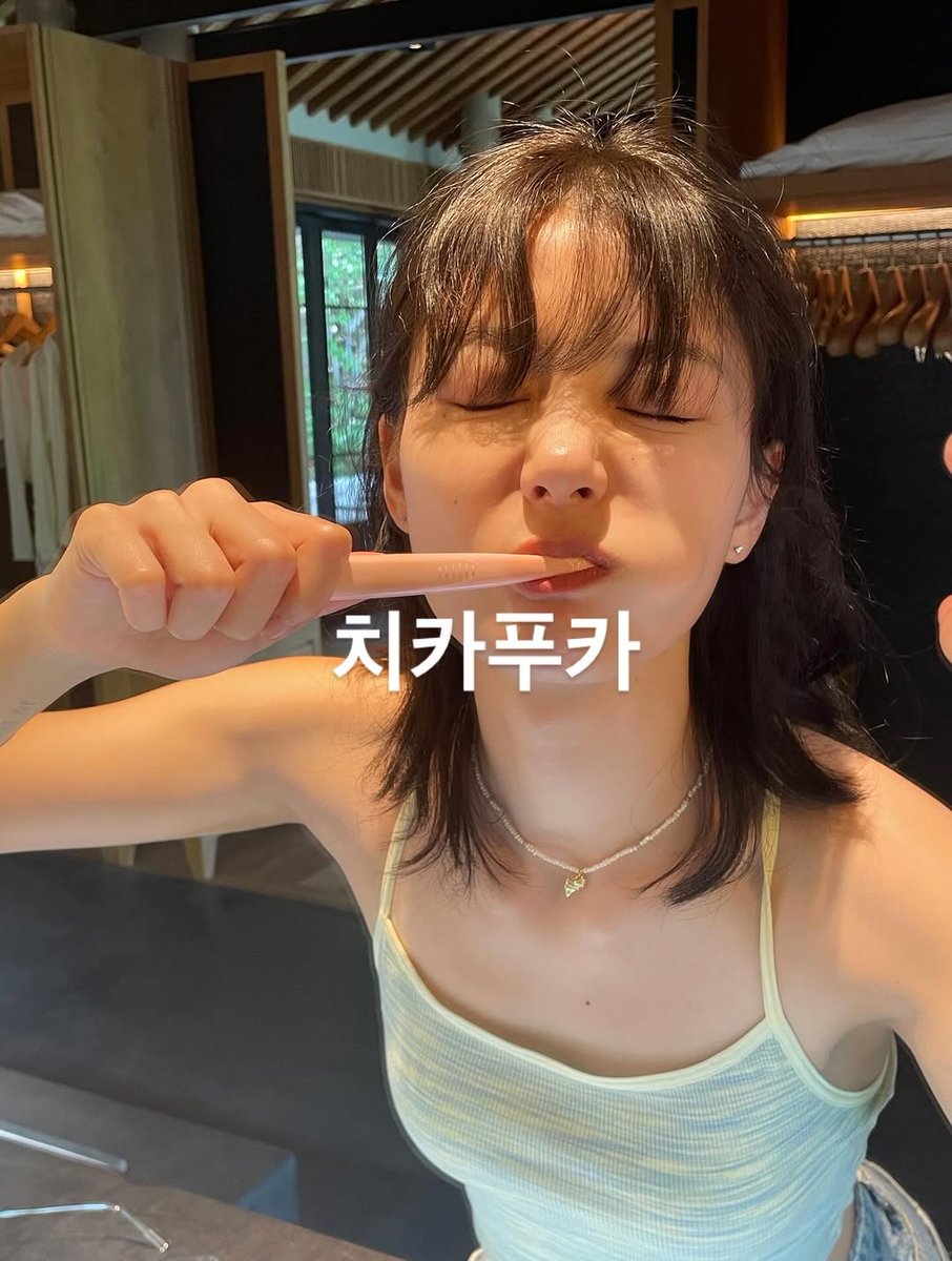 #kimYouJung 
#kimYooJung I love how she shared her vacation with us. She looks so fun and beautiful. 🧜💙🦋🤏