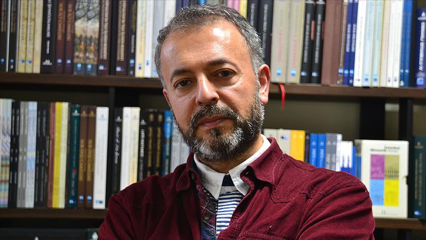 Bazen bir mısra, hatta tek bir
kelime; 

Dünyaları dönüştürür, gönülleri dile getirir, tüm akışın yönünü değiştirir, bazen kafa karıştırır bazen her şey yerli yerine oturur, bazen sakince bazen coşkusu yürekten taşar … 
Her haliyle zamansızdır, müstesnadır…

Kalemleri zamansız