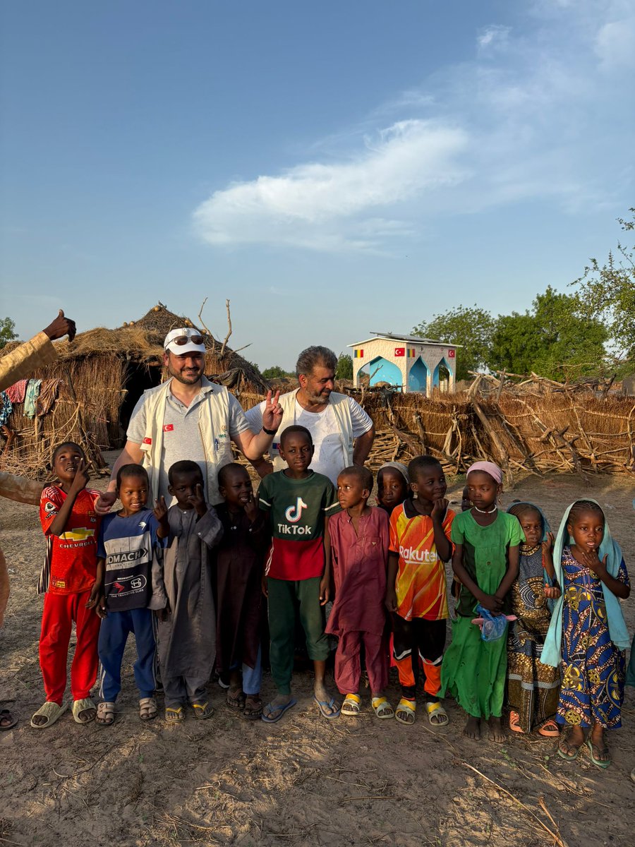 “Bir Tebessüm Yeter: Afrika’da Umutla Buluşan Kalpler”
O küçük ellerin tuttuğu her balon, aslında geleceğe bırakılmış bir umut notudur. Biz sadece eşlik ettik; onlar ise bize unuttuğumuz sevgiyi, şükranı ve paylaşmanın gerçek anlamını hatırlattı.
#KurbanBayramı