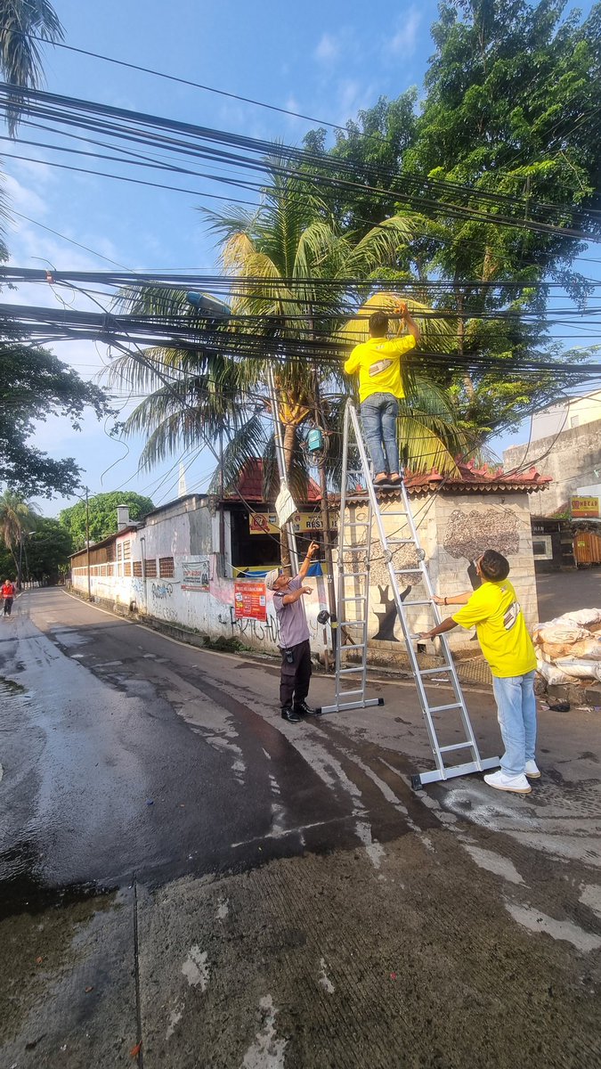 Curaciru's tweet photo. Pak @pln_123 @DKIJakarta kalo kabel menjuntai begini lapornya kemana ya? https://t.co/NImTYutZrV
