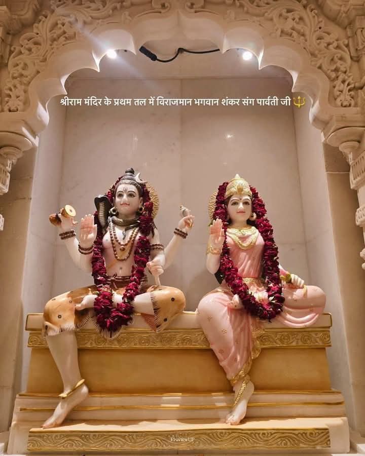 शिवजी को शंख से बैर की कथा पुराणों में वर्णित है, लेकिन अयोध्या के टूरिस्ट सेंटर में भोलेनाथ के हाथ में शंख पकड़ा दिया गया है 
वहीं शिवजी की पहिचान उनका त्रिशूल लगता है आर्म्स एक्ट की भेंट चढ़ गया 

कहा जाता है कि शंखचूड़ नामक एक दैत्य था, जो भगवान विष्णु का परम भक्त था। वह अपने