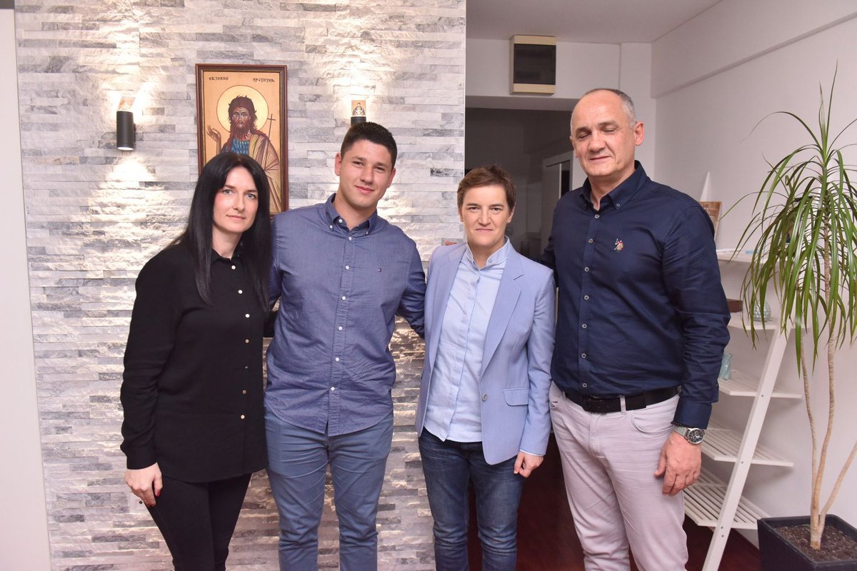 У Добоју, са Милошем Павловићем и његовом породицом. Осетила сам људску потребу да загрлим његову мајку и захвалим јој што га је васпитала и подигла као доброг, храброг и вредног младића који се бори за своје вредности, никада не угрожавајући друге. 

Упознала сам Тању и