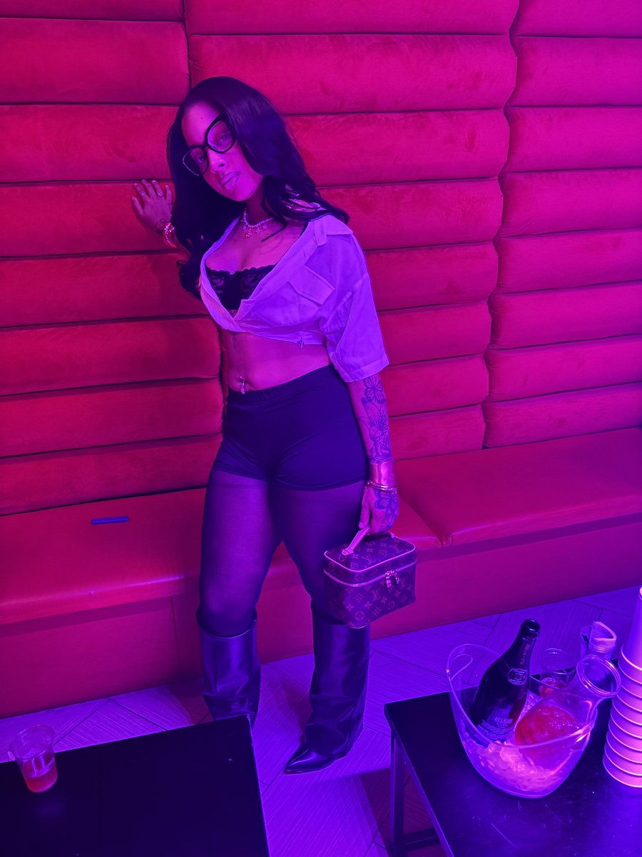 TheeReaaLKB's tweet photo. tell her no but she so spoiled 😇 https://t.co/jPzHVcF0yV