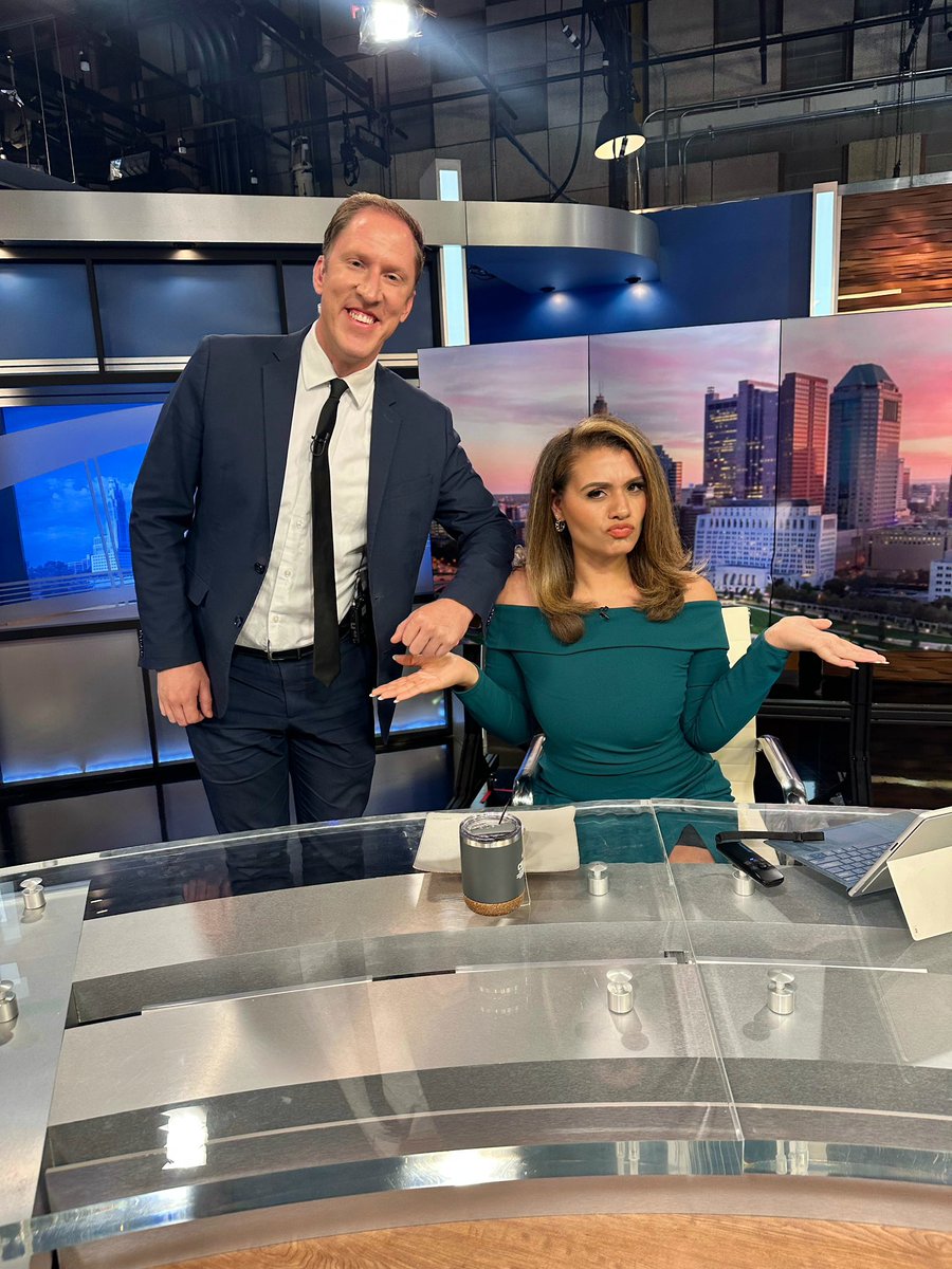 First pic: during the show
Second pic: after the show 

Happy Saturday everybody! 🤪