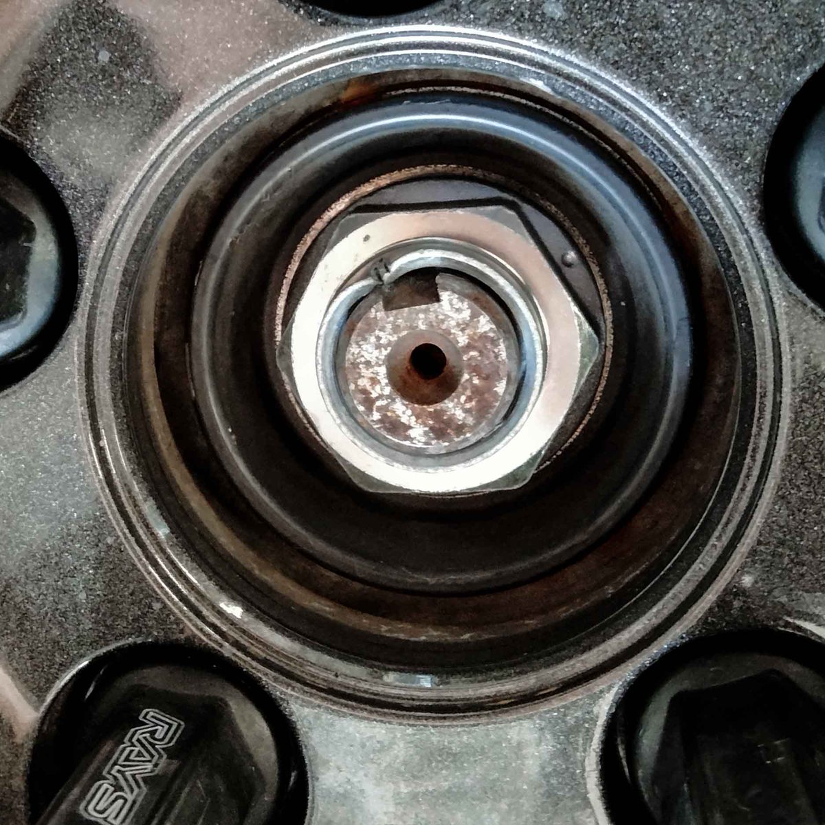 ブレーキトラブルの原因はわかってるから良いんだけど相変わらずリヤハブ緩むのが難解
何とかポンチ凹緩め止めで止まってる感じ
昨年末ベアリングアッセン交換して治ったかと思ったが今回また発症
ガタは出ていない
次はナックルごと交換してみるわ