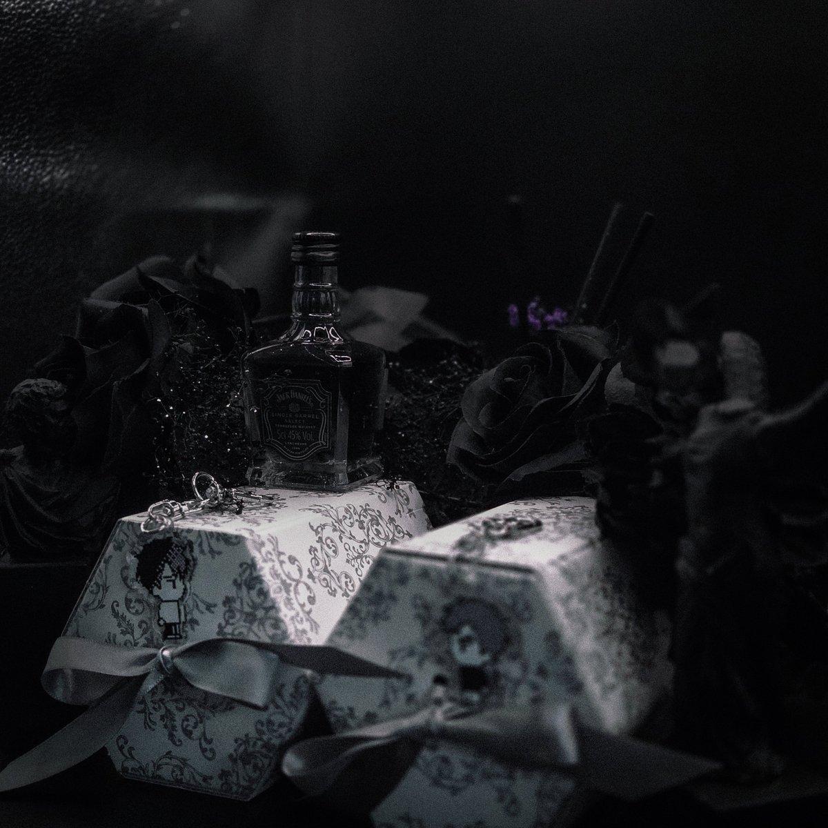 JJJ앤오가 향수랑 같이 찍을 오브제를 잔뜩 들고와서 공방에 있는 포토부스에서 사진도 엄청 찍음.. &lt;포토부스 씹사기니까 가실 분들은 향수랑 둘 오브제나 굿즈 챙겨가서 같이 찍으세요!! 
향수 담아주는 케이스도 엄청 고급스러웟다 
저렇게 두니까 관짝 같아서(positive) 약간 뻐렁참ㅋㅋ