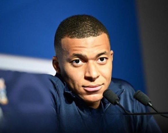 🚨 Un journaliste a évoqué la saison blanche du Real face à Mbappé

🗣️ « Une saison sans trophée ? tu es sûr ? Qu'est-ce qu'une saison blanche ? Tu regardes vraiment les matchs ? Parce qu'on a gagné 2 trophées

Si vous aviez dit "sans trophée majeur", je n'aurais pas commenté. »